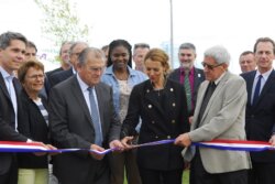 Coupe du ruban lors de l'inauguration de la piste d'athlétisme